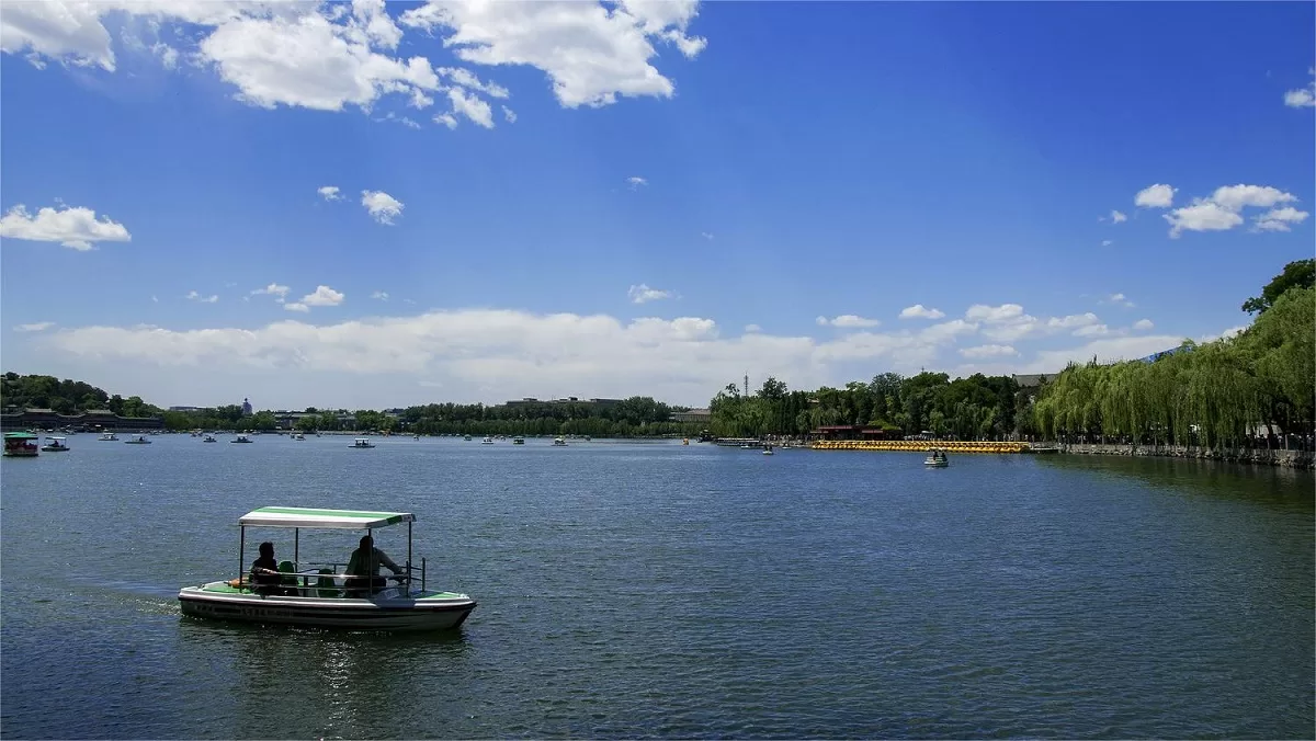 what is the difference between beihai park and jingshan park