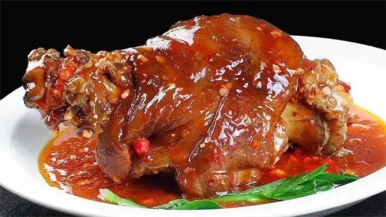braised pork trotters in soy sauce