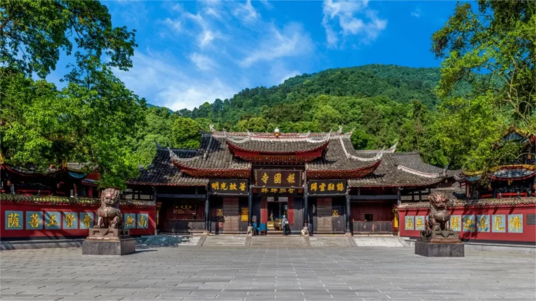 baoguo temple in mount emei