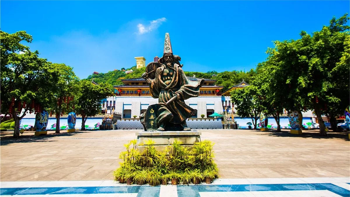 Statues in Fengdu Ghost City – chinatripedia