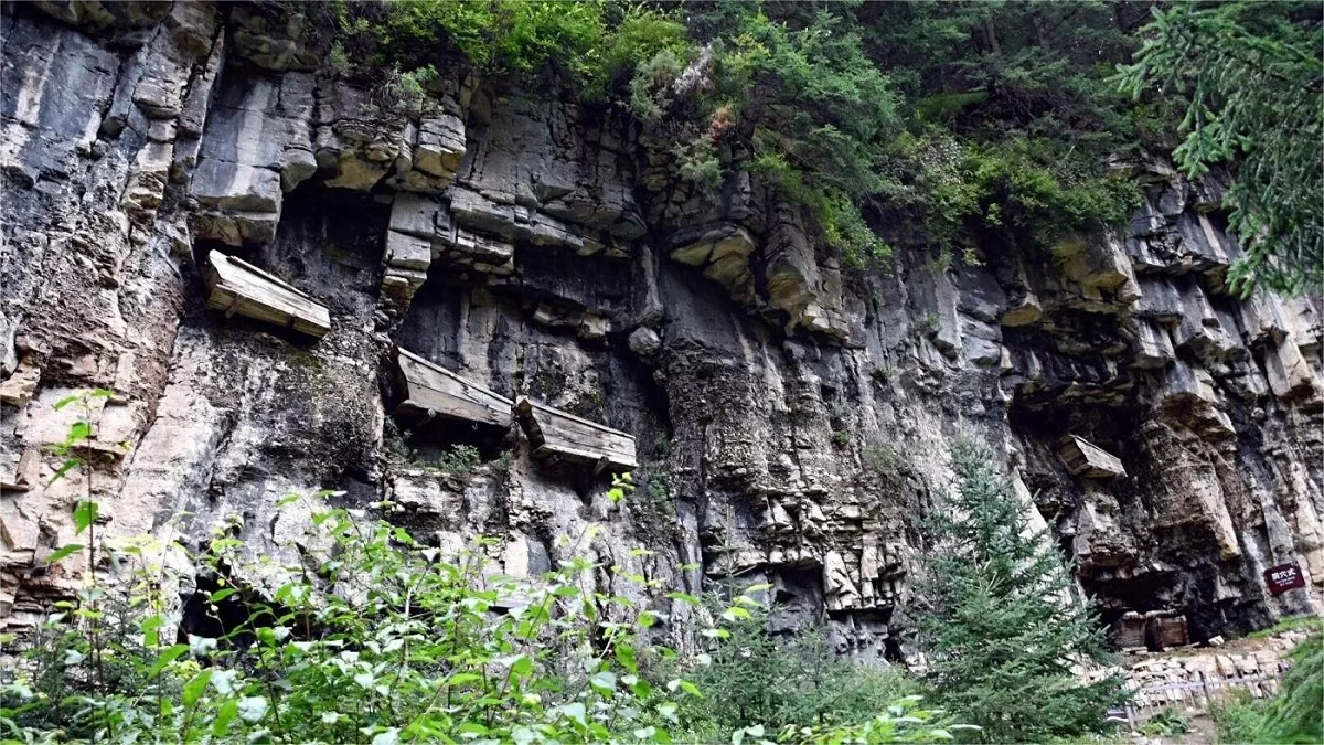 hanging coffins in three gorges in china
