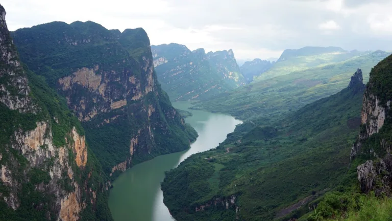 grand canyon of huajiang river
